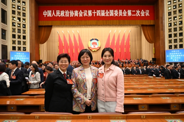 三人合影_副本.jpg/